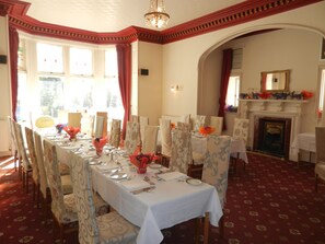 供应午餐和晚餐，地方菜