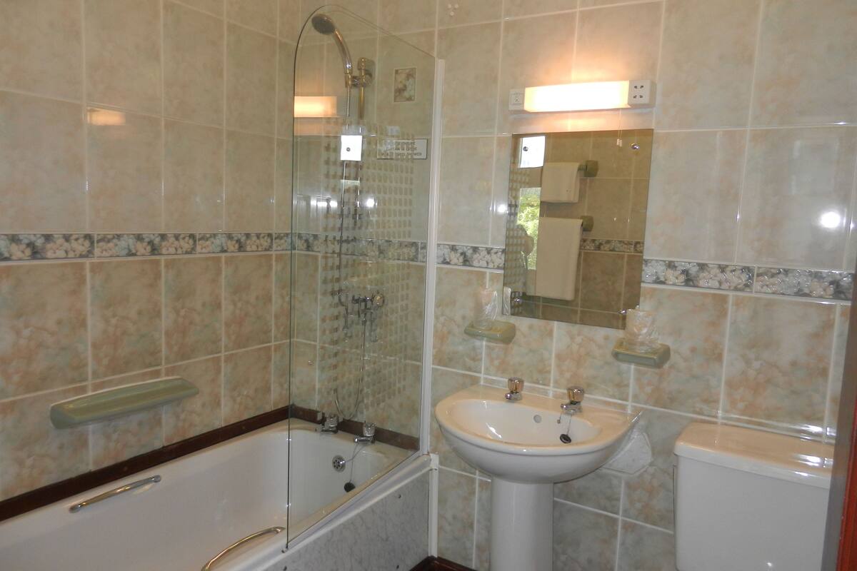 superior double room | bathroom | towels