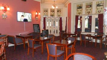 Daily cooked-to-order breakfast (GBP 18.50 per person)