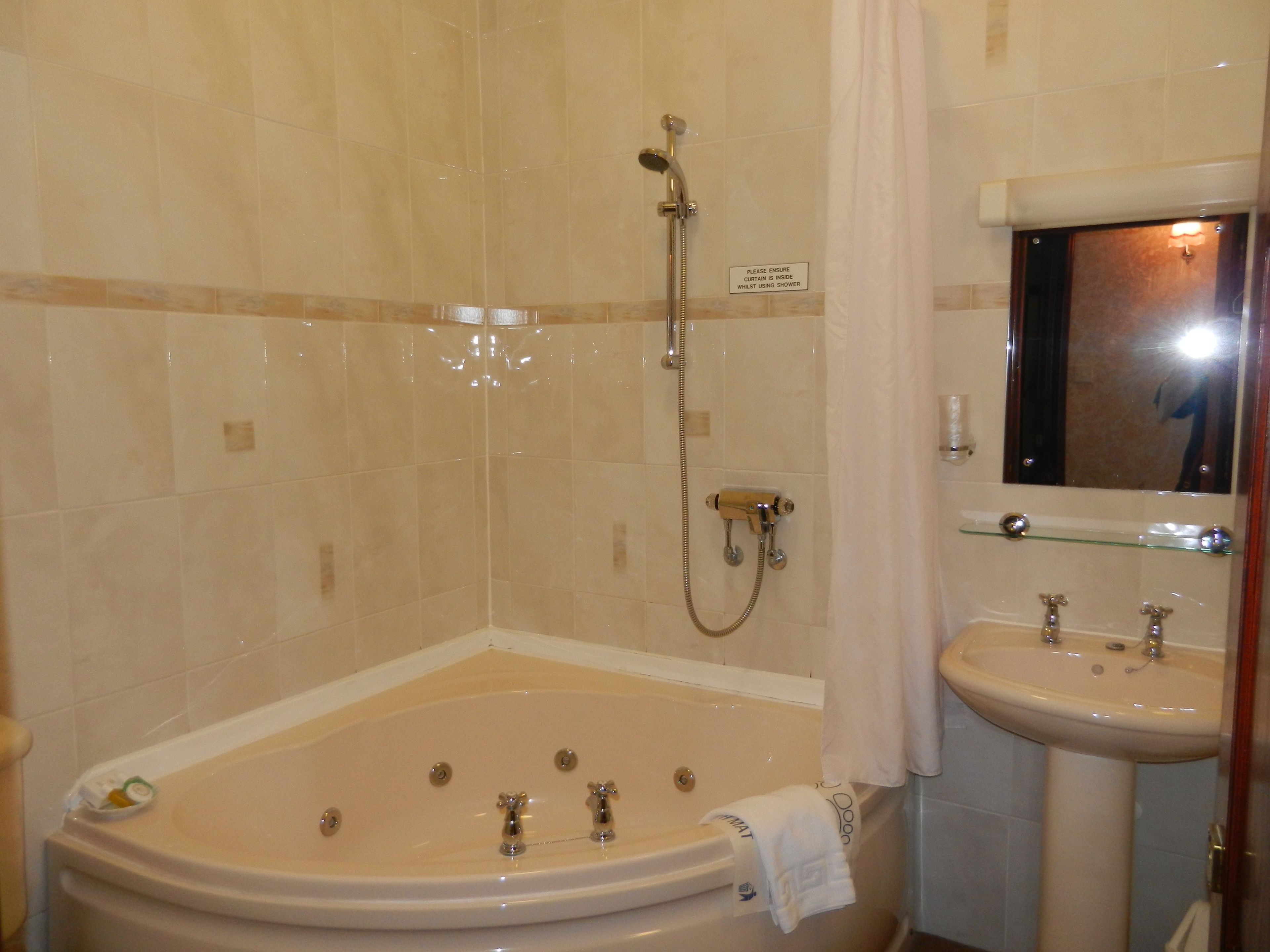 superior double room, bathtub | bathroom | towels