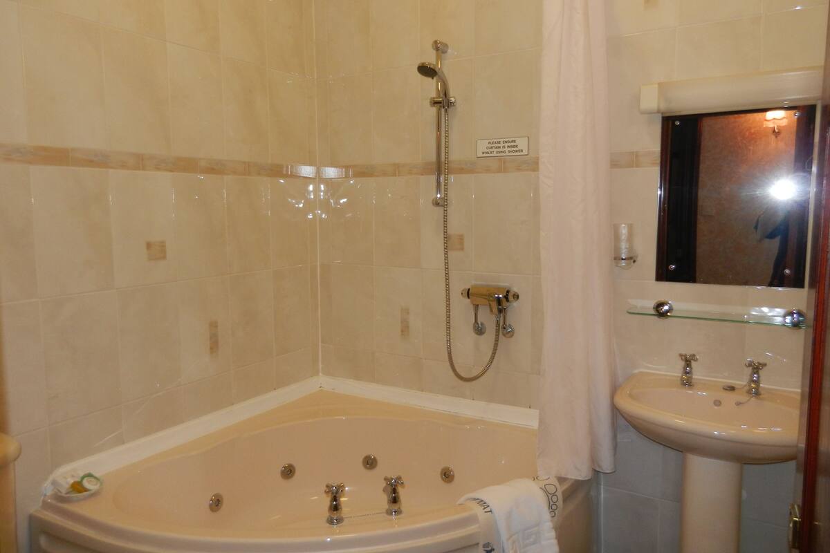 superior double room, bathtub | bathroom | towels