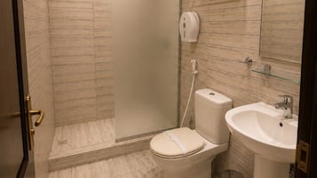 Dusche, Regendusche, umweltfreundliche Kosmetikartikel, Haartrockner
