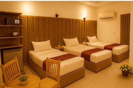 1 bedroom, Egyptian cotton sheets, premium bedding, down comforters. Valencia Hotel