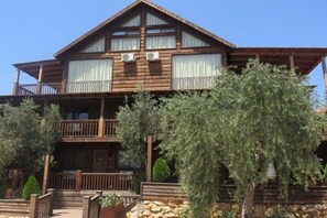 Vista frontal de la propiedad