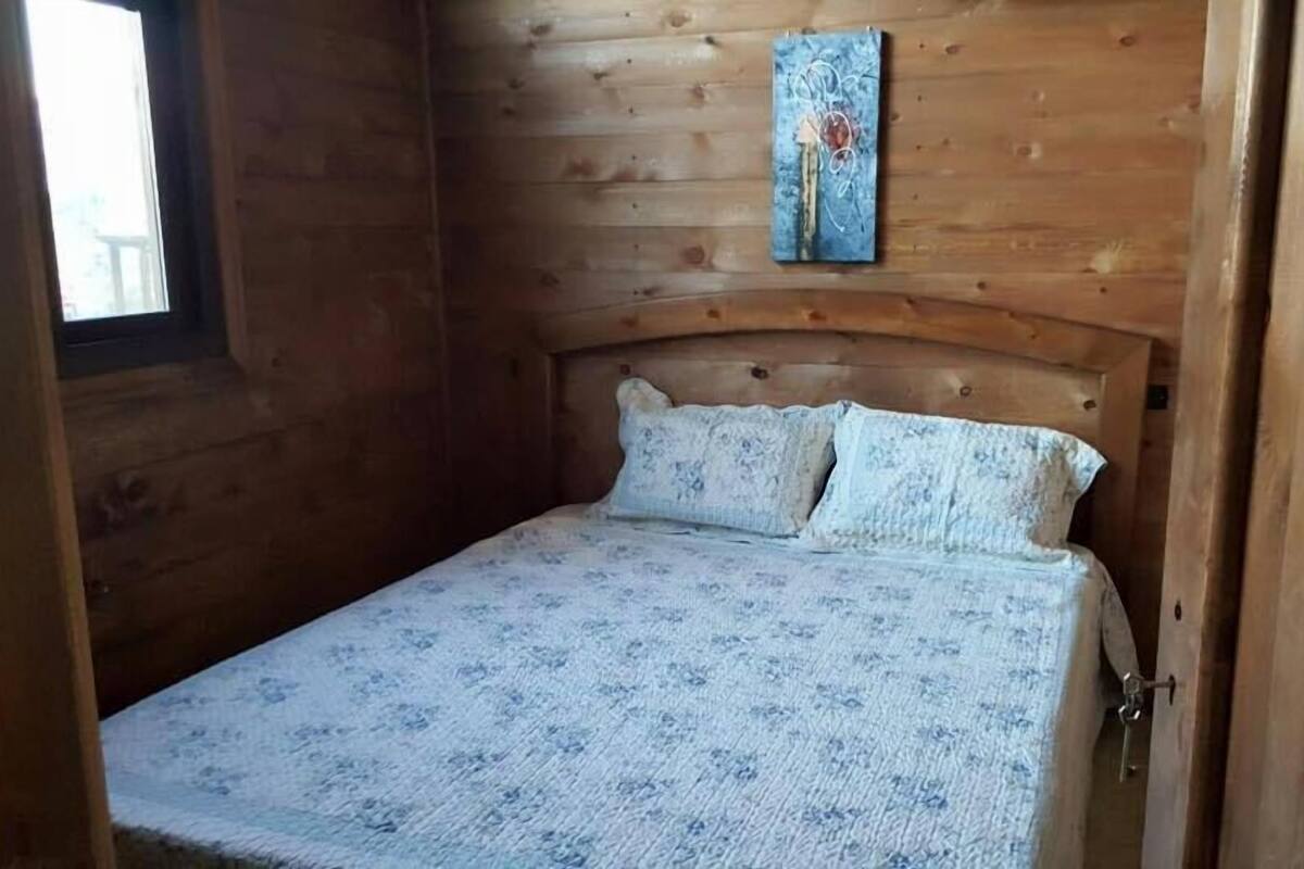 Minibar, caja fuerte, tabla de planchar con plancha y cunas (de pago)