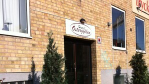 A building with a sign that reads "Ostergillen." - Hotell Östergyllen (Linkoping)