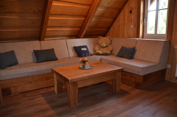 Ferienhaus, 3 Schlafzimmer, Kochnische, Gartenblick (Roubenka) | Wohnbereich | Flachbildfernseher