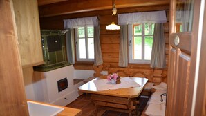 Mökki, 3 makuuhuonetta, keittotila, näköala puutarhaan (Roubenka) | Yksityinen keittiö | Jääkaappi, mikroaaltouuni, liesi, vedenkeitin