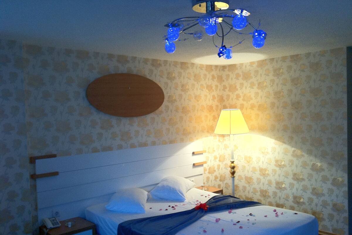 1 bedroom, desk, WiFi (free)