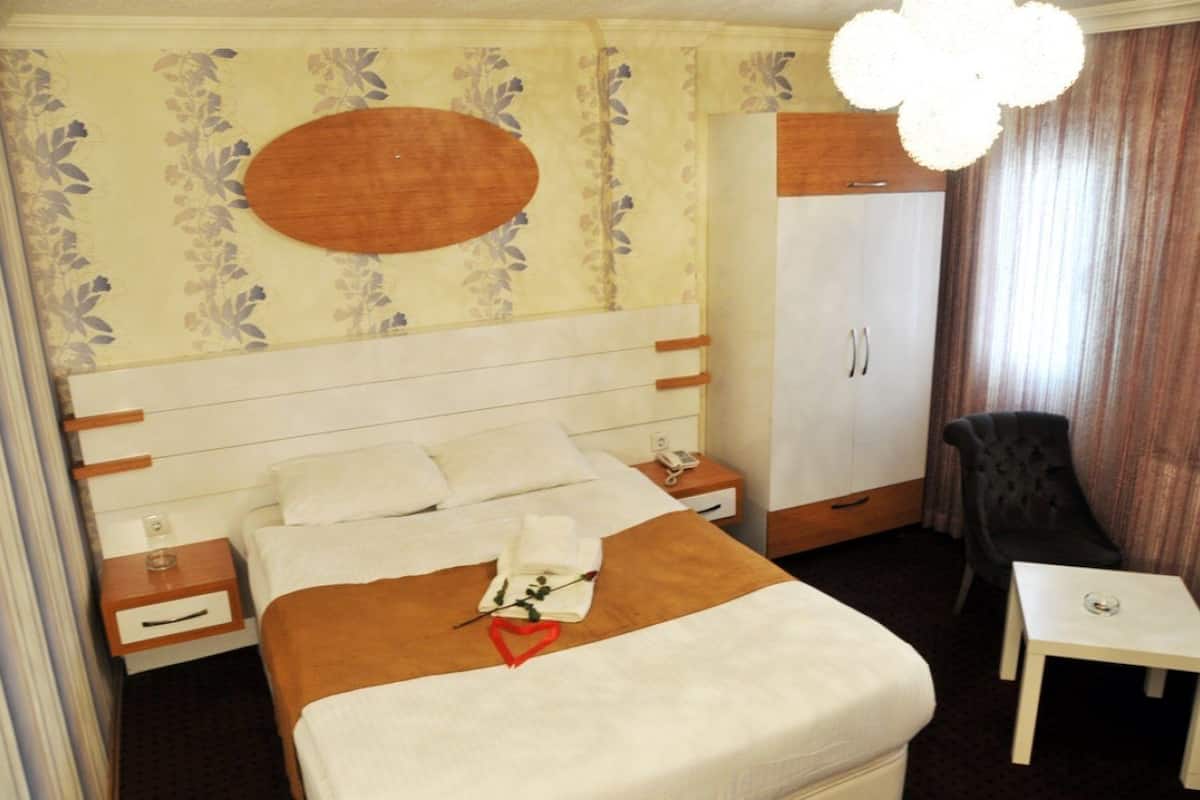 1 bedroom, desk, WiFi (free)