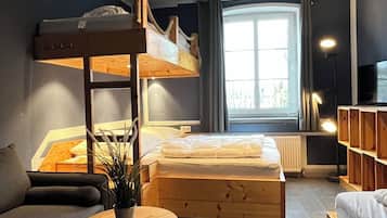Vierbettzimmer, Gemeinschaftsbad | Individuell eingerichtet, Schreibtisch, Verdunkelungsvorhänge