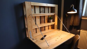A wooden desk with shelves, a potted plant, and a lamp. - Blue Doors Hostel KTV (Rostock)