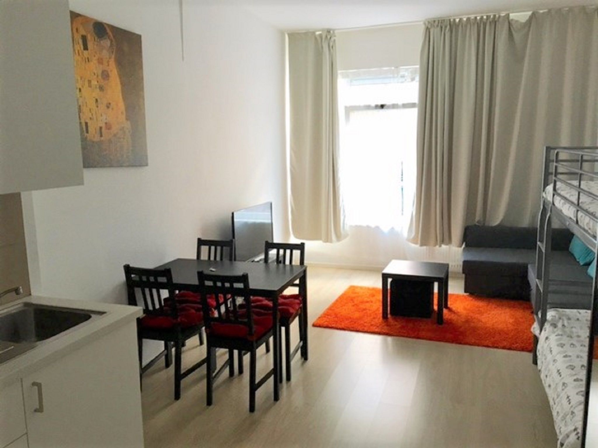 Standard Studio | Living room | Flat-screen TV