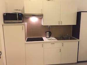 冷蔵庫、電子レンジ、オーブン、コンロ
