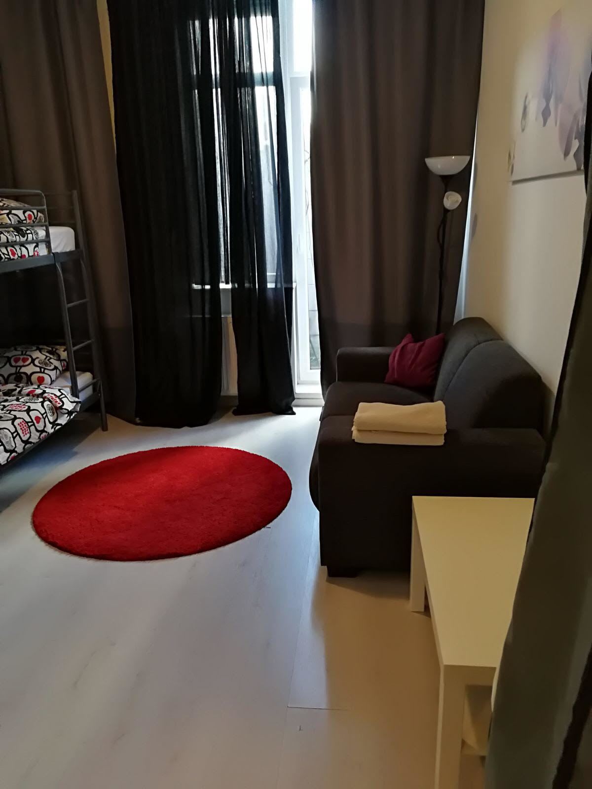 Traditional Studio | Living room | Flat-screen TV