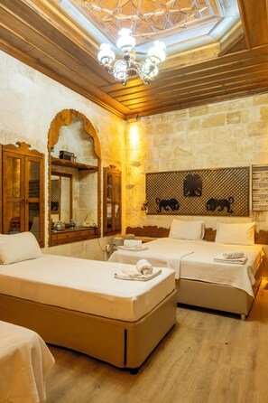 Quadruple Room | Minibar, in-room safe, desk, blackout curtains - Turkmen Konagi  (Sanliurfa)