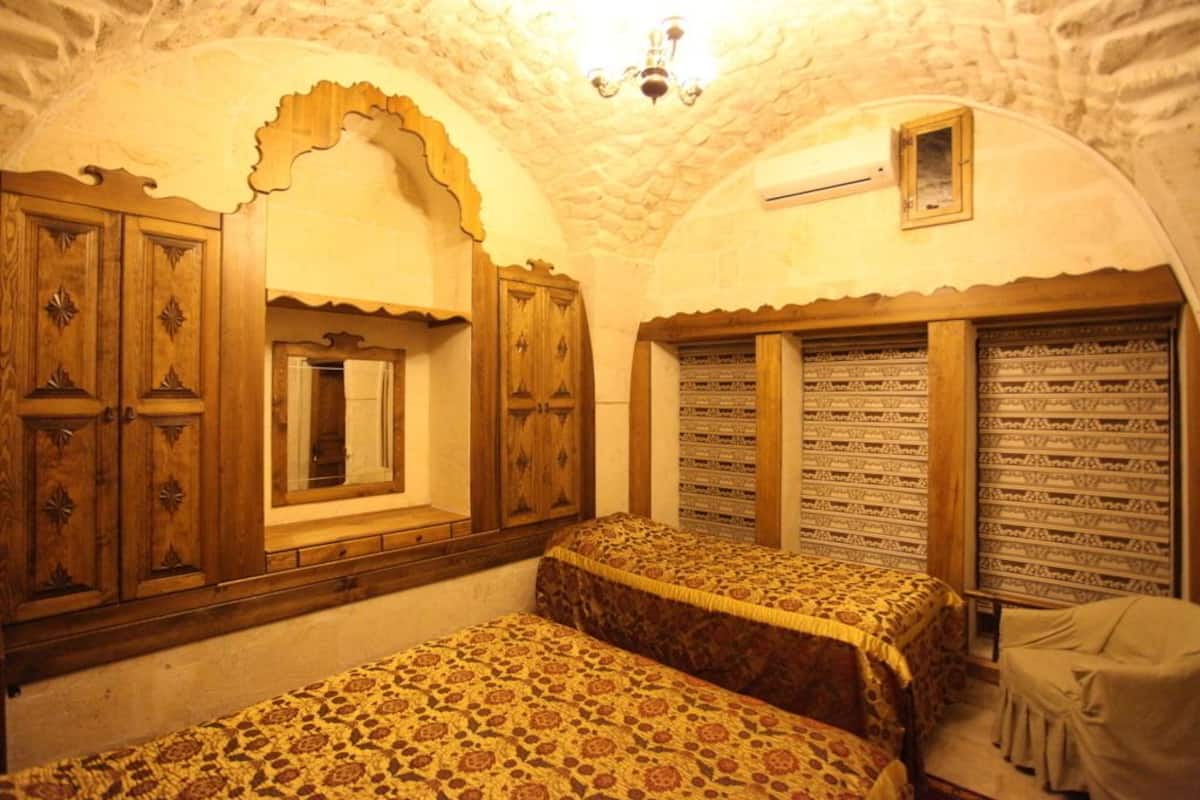 triple room | minibar, in-room safe, desk, blackout curtains