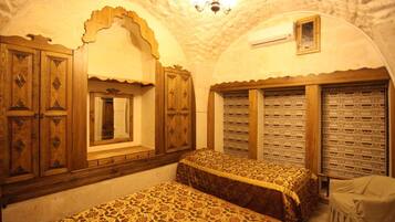 Habitación triple | Minibar, caja fuerte, escritorio y cortinas opacas