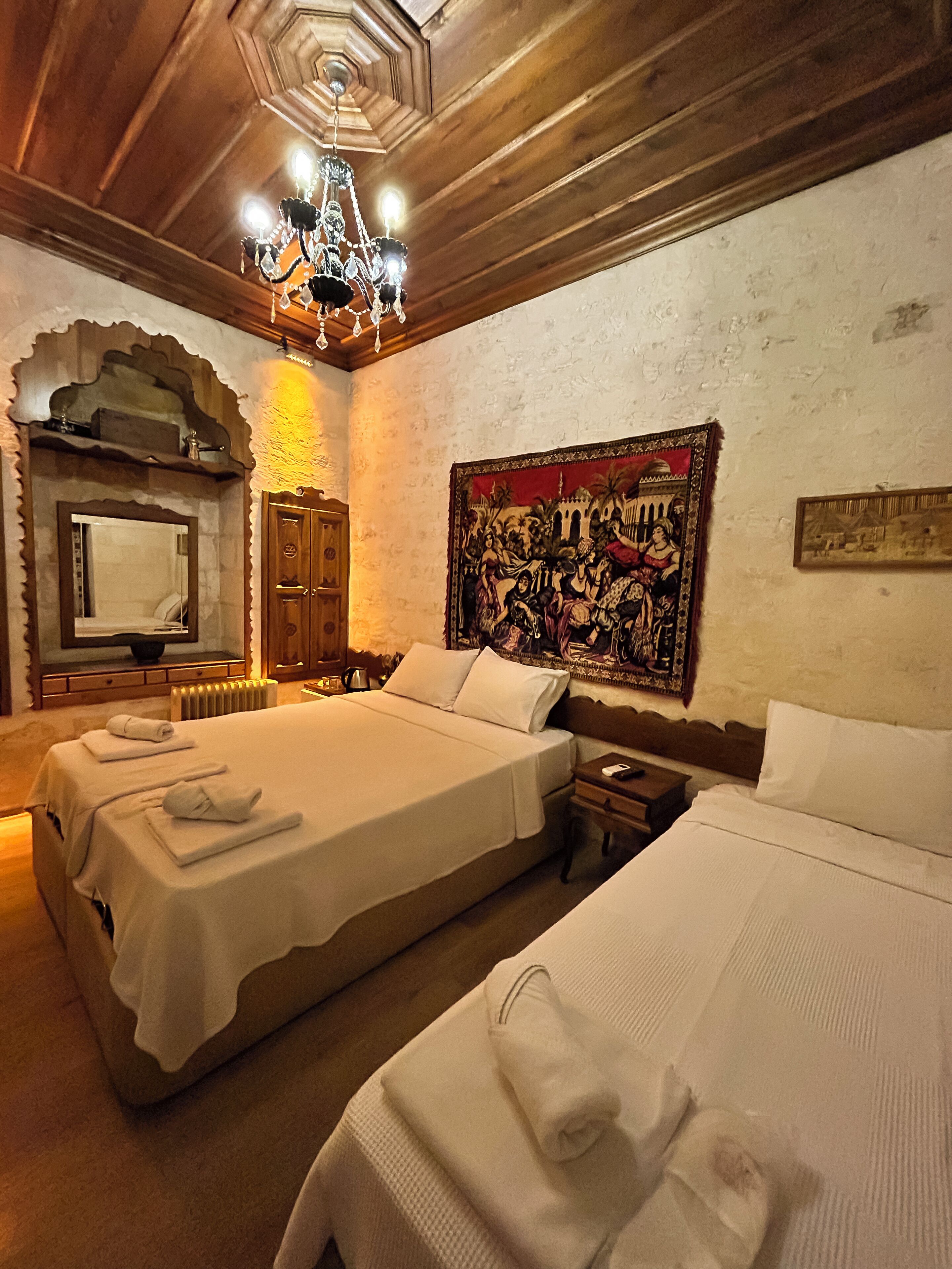 Minibar, värdeförvaringsskåp på rummet och skrivbord