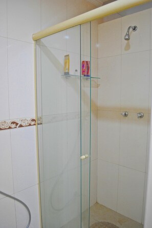Apartment (C2-0013) | Bathroom | Shower, towels - LinkHouse Charming Copacabana (Rio de Janeiro)