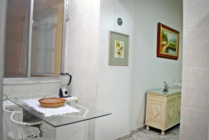 Apartment (C2-0015) | In-room dining