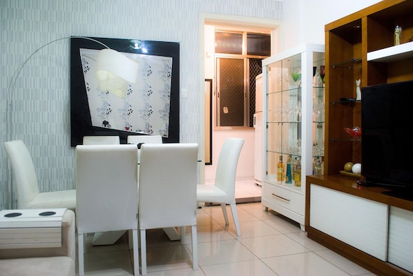 Apartamento (C2-0014) | Opções para refeição no quarto