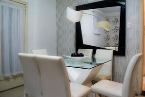 Apartment (C2-0014) | In-room dining