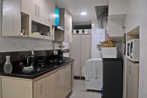 Apartamento (C2-0013) | Cozinha privada | Geladeira, micro-ondas, talheres/pratos/utensílios de cozinha
