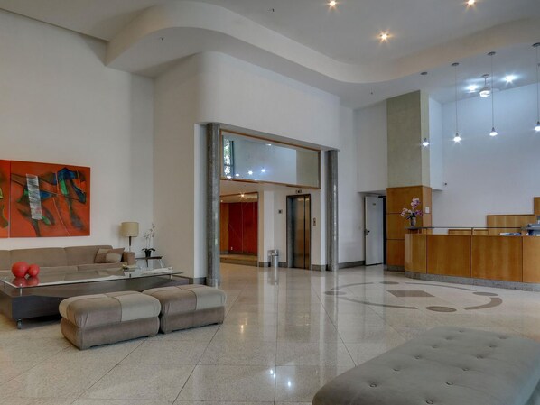 Área de estar no saguão