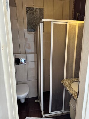 Room | Bathroom | Shower, hair dryer, towels - ANNA PANSİYON (Fethiye)