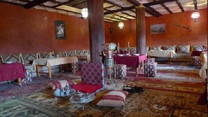 Breakfast, lunch, dinner served; local and international cuisine - Maison d'hôtes Nouflla (Aït Benhaddou)