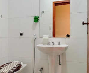 Bathroom sink - LinkHouse Mountain View (Rio de Janeiro)