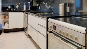 Réfrigérateur, micro-ondes, batterie de cuisine, vaisselle et ustensiles