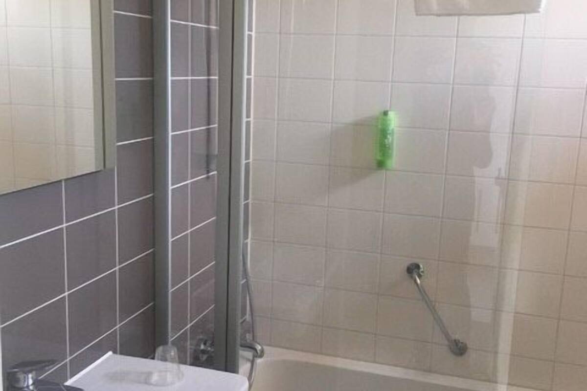 comfort room | bathroom | towels