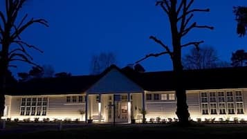 Fassade der Unterkunft – Abend/Nacht