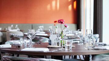 Ze serveren er ontbijt, lunch en diner