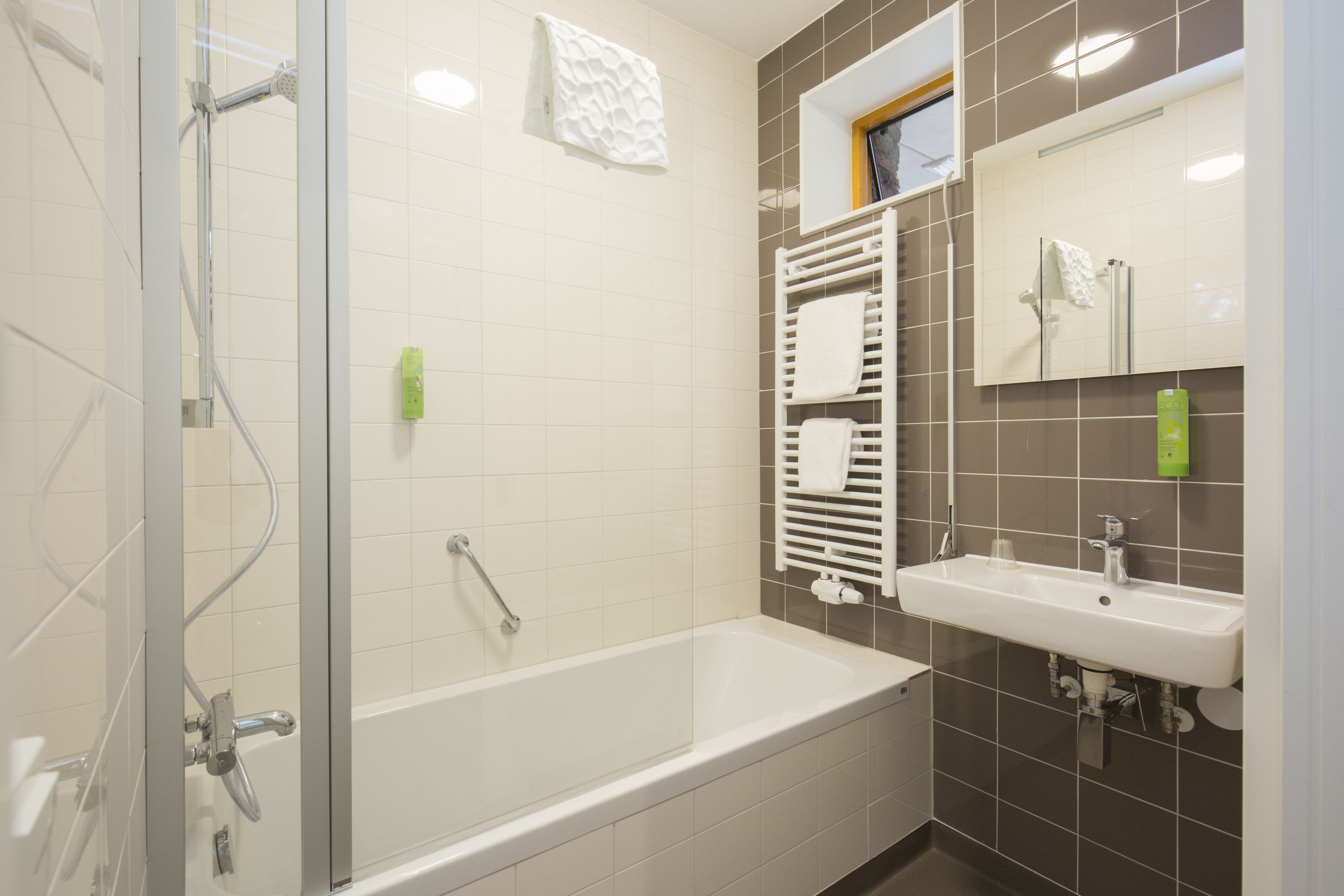suite | bathroom | towels