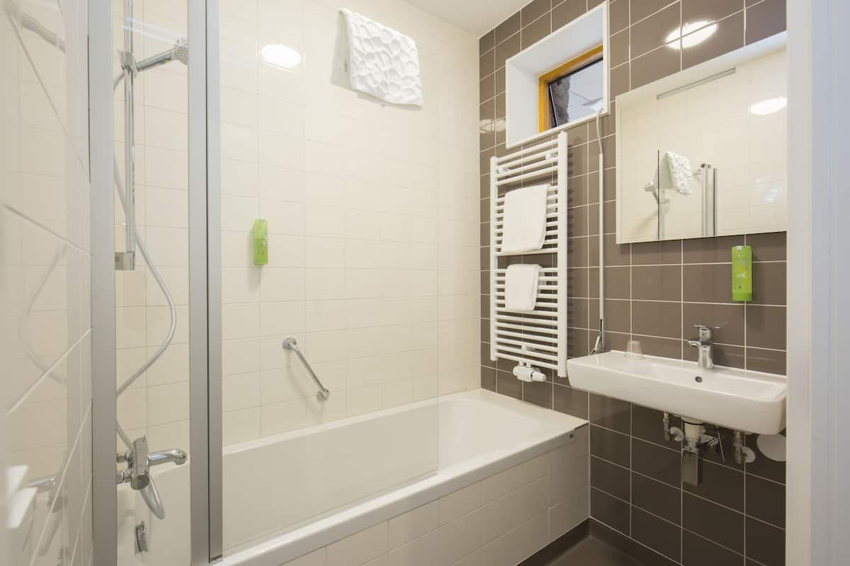 suite | bathroom | towels