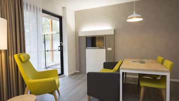 Suite | Desk, blackout drapes, free WiFi, bed sheets
