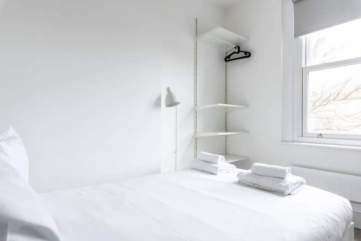 Deluxe Apartment - Flat 2 | 1 bedroom, desk, soundproofing, free WiFi