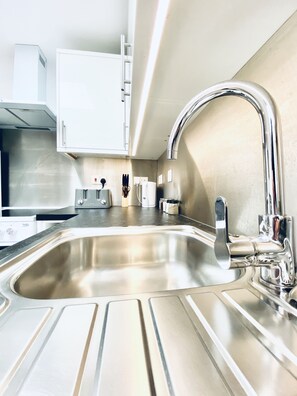 Deluxe Apartment - Flat 4 | Private kitchen | Fridge, coffee/tea maker, electric kettle - Seafield Seafront Apartments (Hove)