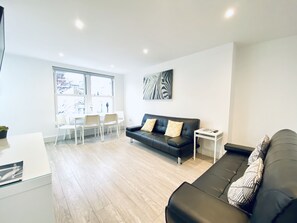 Deluxe Apartment - Flat 4 | Living area - Seafield Seafront Apartments (Hove)
