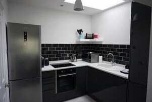 高級公寓, 1 張特大雙人床 | 私人廚房 | 大型雪櫃/冰箱、微波爐、焗爐、爐具