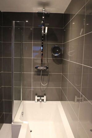 Combined shower/tub, free toiletries, towels, shampoo