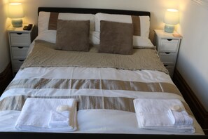 1 bedroom, premium bedding, desk, iron/ironing board - Luxury Victorian Garden Apartment (Bristol)