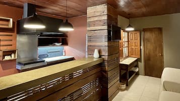 開放式套房, 2 張加大雙人床 | 羽絨被、獨特設計、書桌、手提電腦工作空間