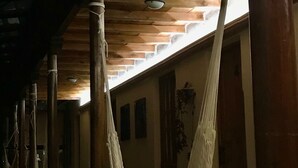 Techo de madera con una hamaca colgando.