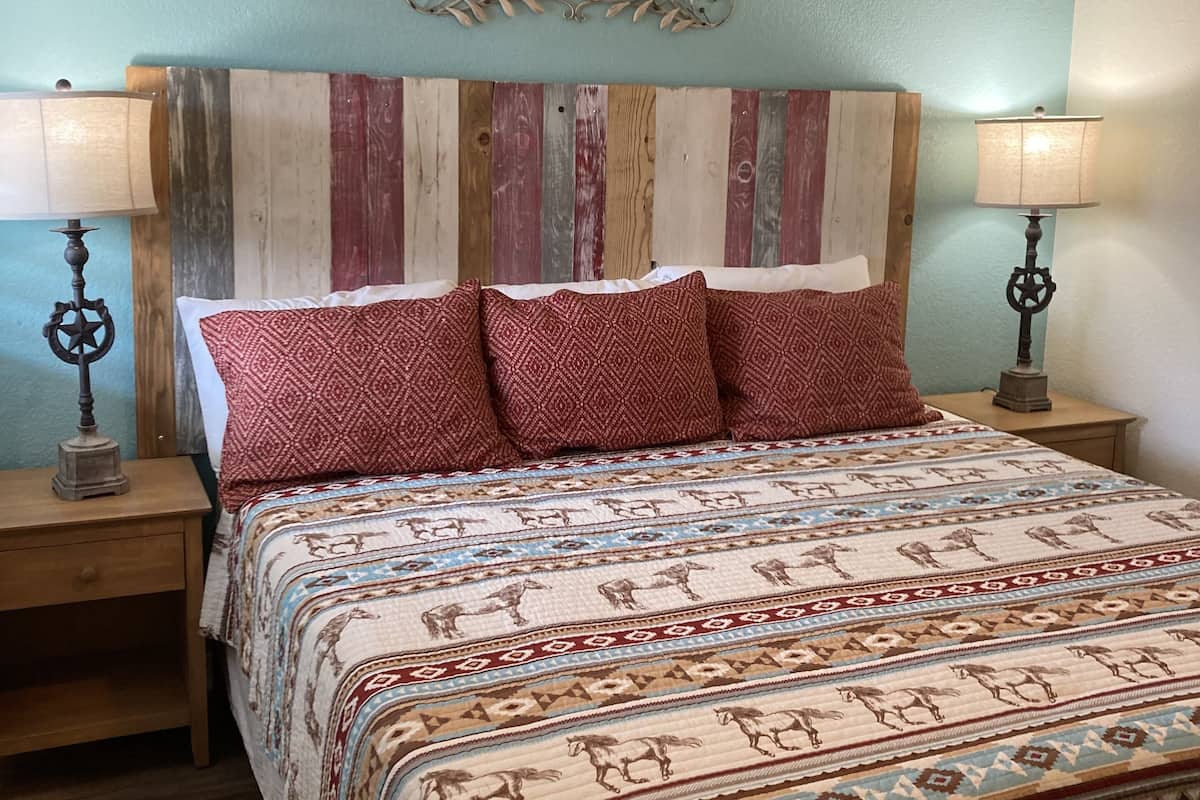 King Riverfront | Decoración personalizada, muebles diferentes y escritorio