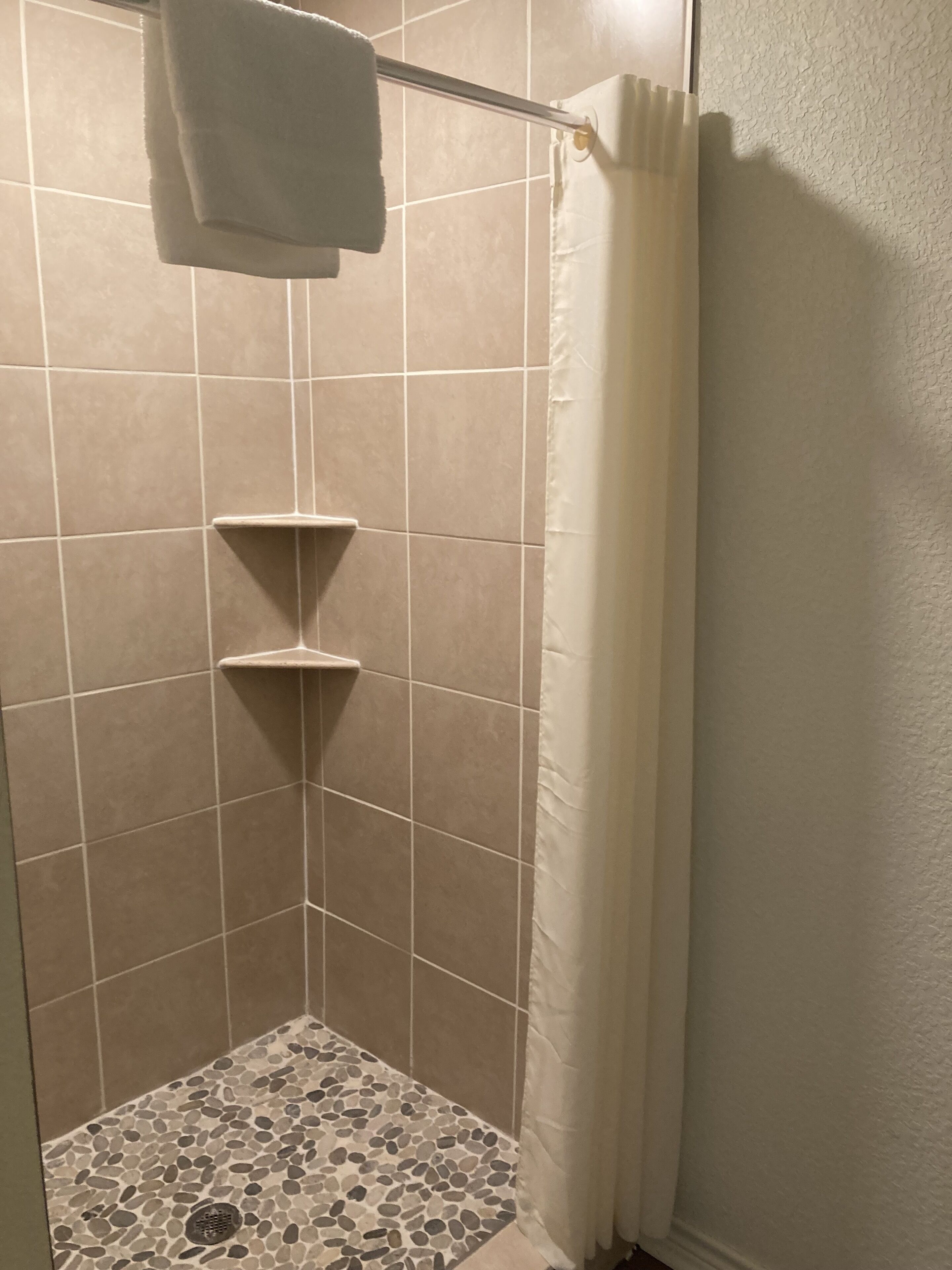 King Riverfront | Bathroom | Combined shower/tub, free toiletries, towels