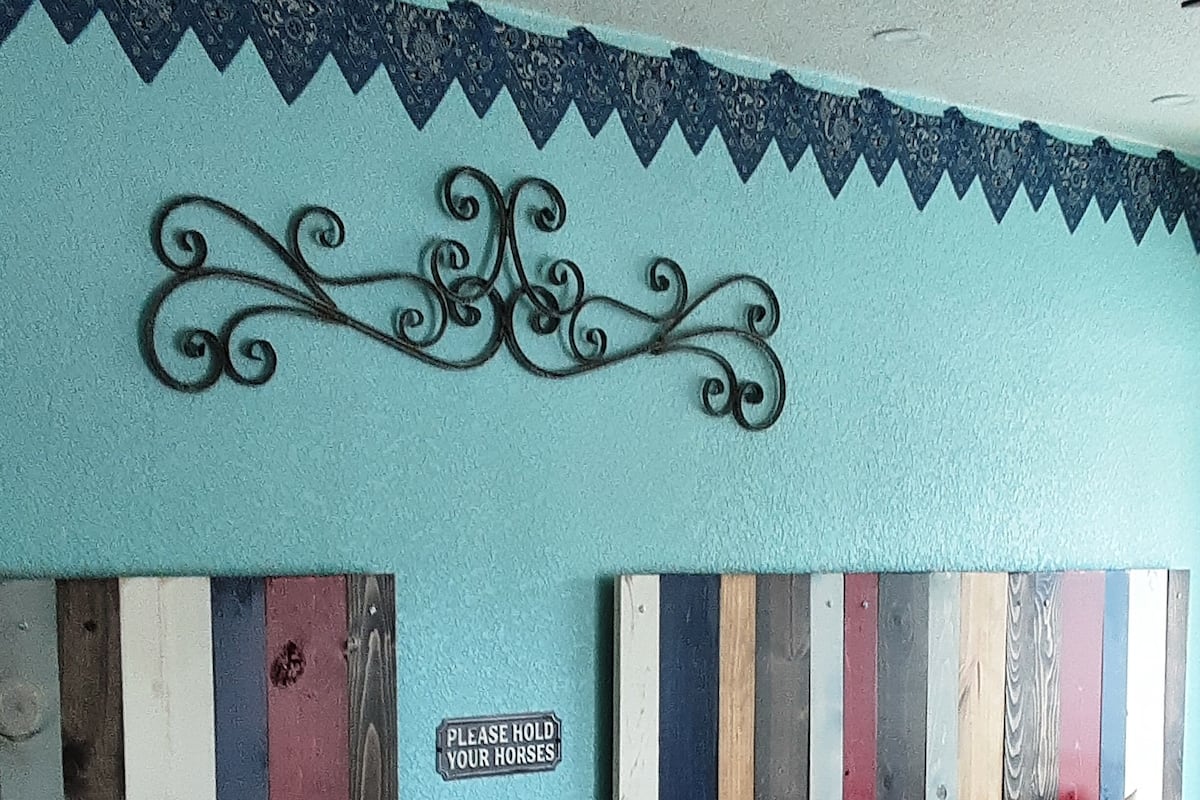 Habitación doble | Decoración personalizada, muebles diferentes y escritorio